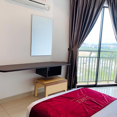 Marina Heights Hotel Residences Lumut Extérieur photo