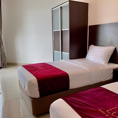 Marina Heights Hotel Residences Lumut Extérieur photo