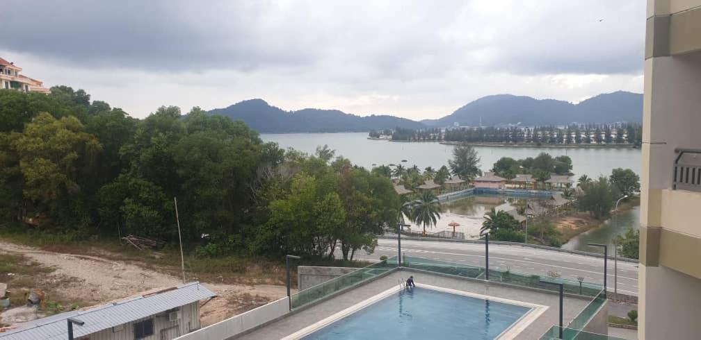 Marina Heights Hotel Residences Lumut Extérieur photo