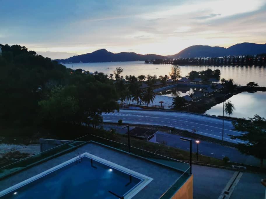 Marina Heights Hotel Residences Lumut Extérieur photo
