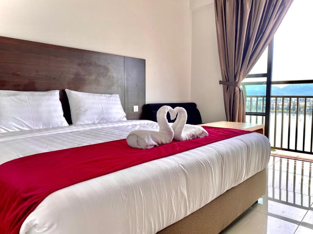 Marina Heights Hotel Residences Lumut Extérieur photo