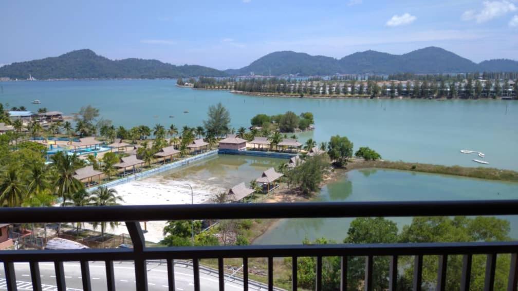 Marina Heights Hotel Residences Lumut Extérieur photo