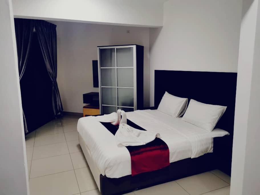 Marina Heights Hotel Residences Lumut Extérieur photo