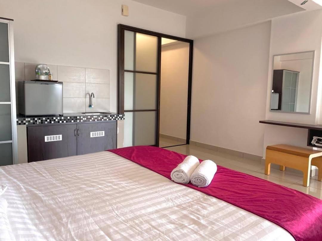 Marina Heights Hotel Residences Lumut Extérieur photo