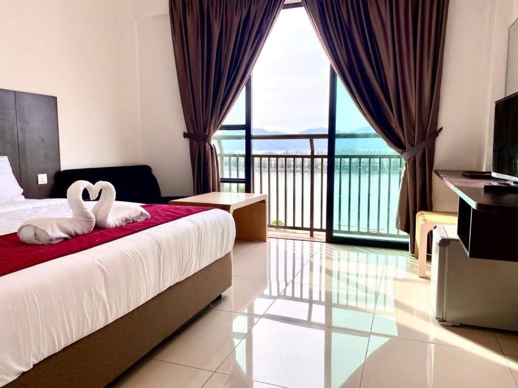 Marina Heights Hotel Residences Lumut Extérieur photo