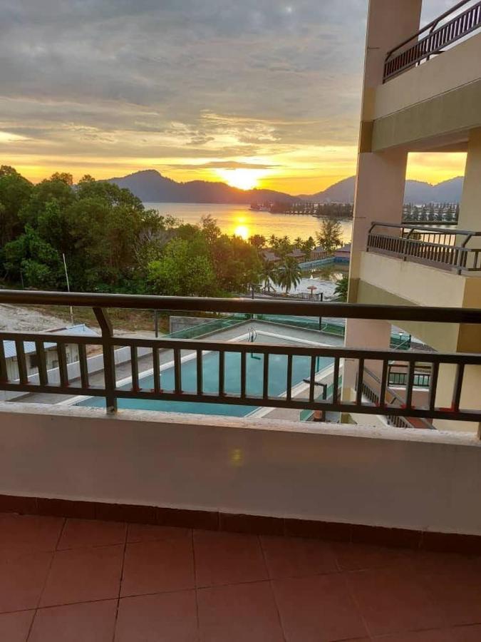 Marina Heights Hotel Residences Lumut Extérieur photo