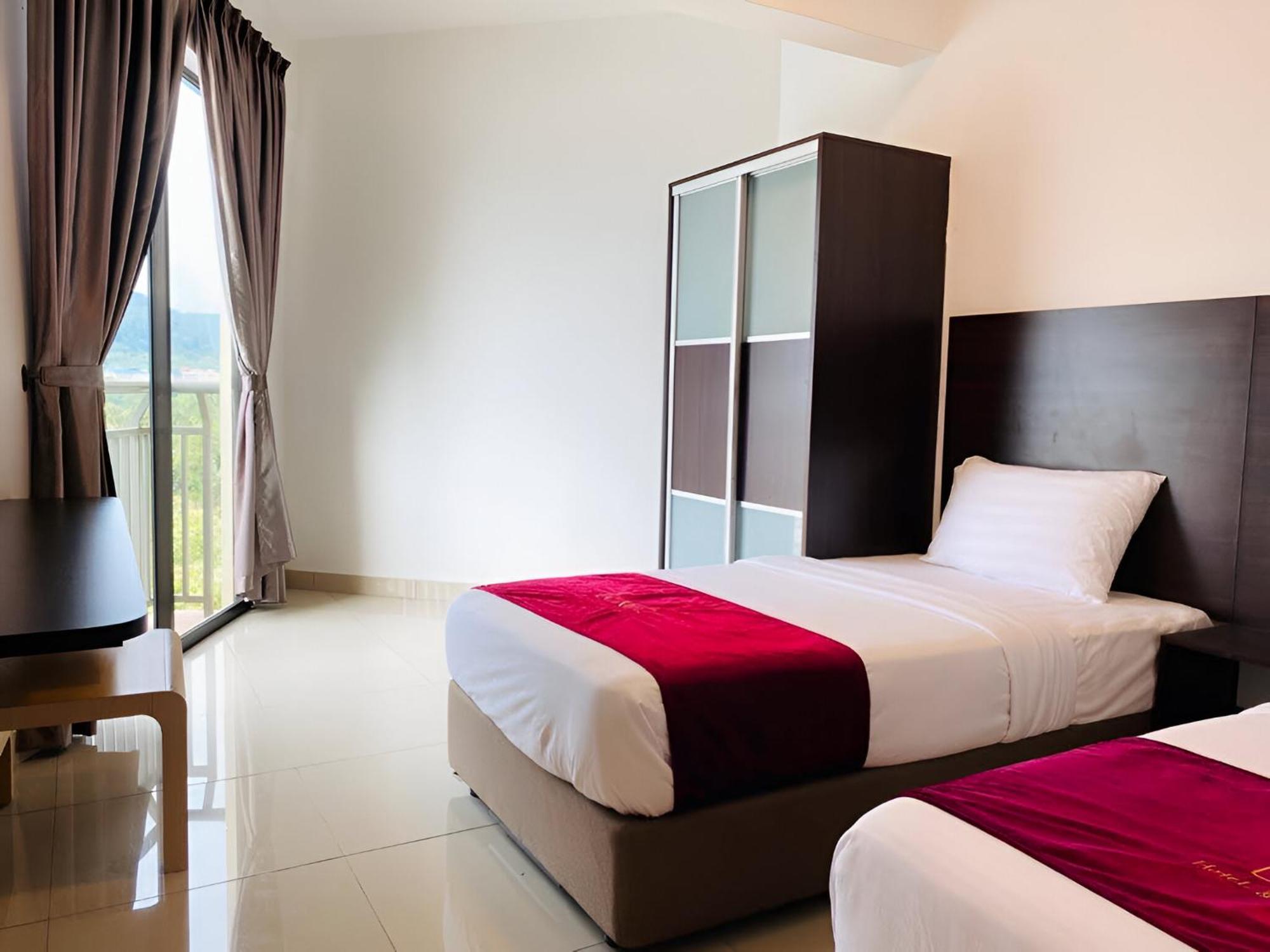 Marina Heights Hotel Residences Lumut Extérieur photo